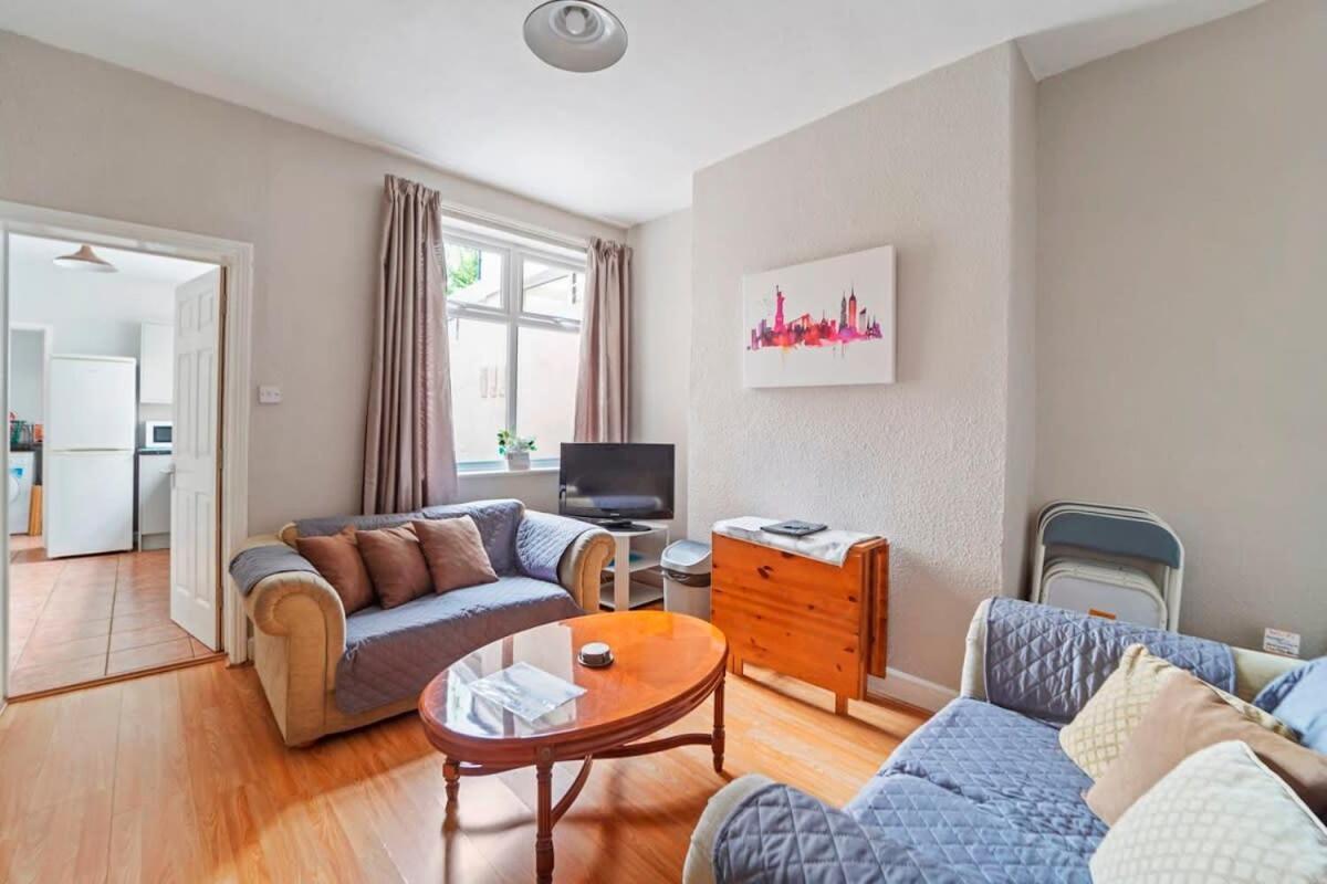 4 Bed Homely Retreat - Вулвергемптон Екстериор снимка