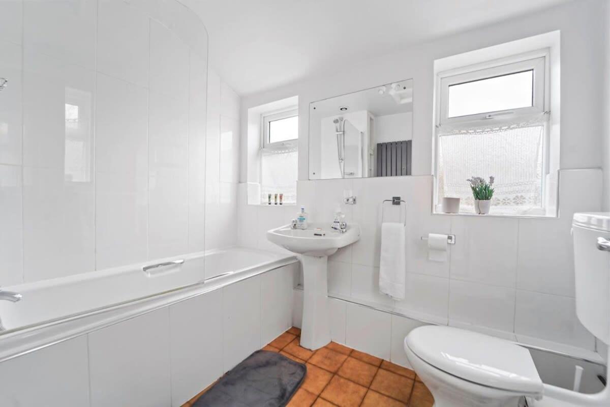 4 Bed Homely Retreat - Вулвергемптон Екстериор снимка