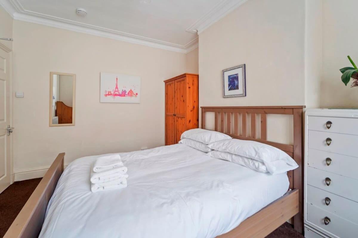 4 Bed Homely Retreat - Вулвергемптон Екстериор снимка